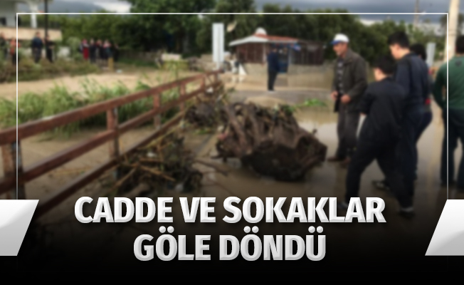 Sağanak yağış, cadde ve sokakları göle çevirdi