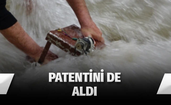 Elektrik teknisyeni suyun altında elektrik üretti