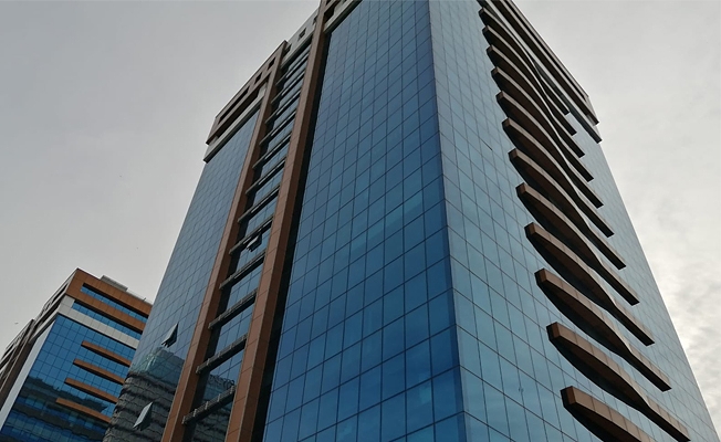 Maltepe’de 18 katlı iş merkezinde yangın paniği