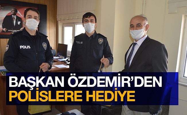 Başkan Özdemir'den polislere hediye