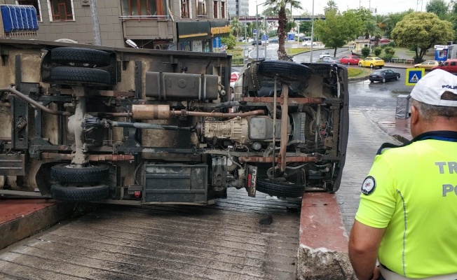Samsun’da kamyonet devrildi: 1 yaralı