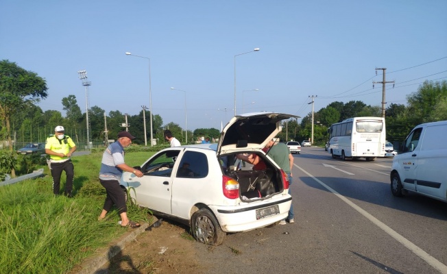 Samsun’da otomobil aydınlatma direğine çarptı: 3 yaralı