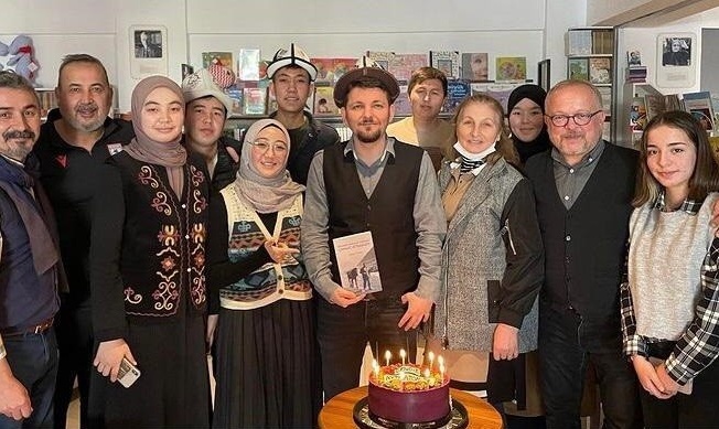 Cengiz Aytmatov’u anlattığı kitabını onun 93. doğum gününde çıkardı