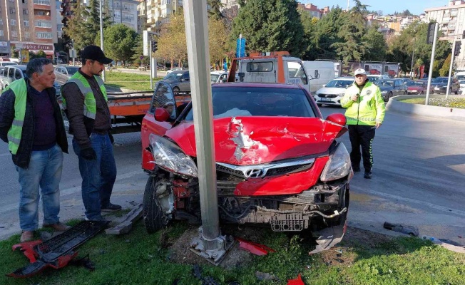 Samsun’da kavşakta iki otomobil çarpıştı: 2 yaralı