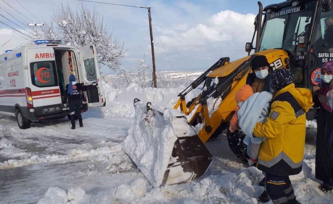 Kar yağışı ambulanslara geçit vermeyince Bafra Belediyesi yetişti