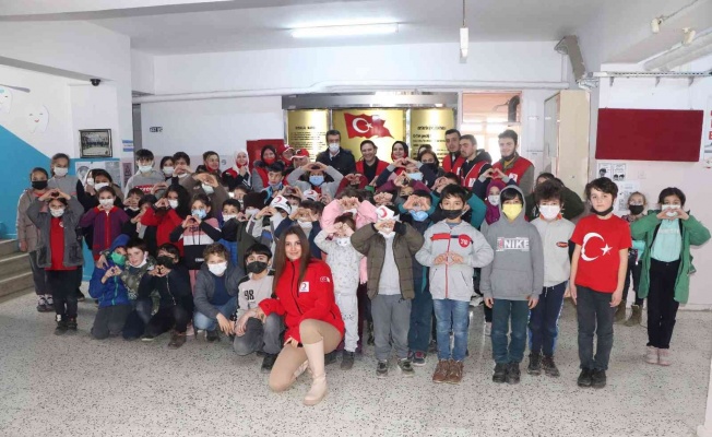 Samsun’da yürek ısıtan destek: 600 test kitabını okula bağışladılar