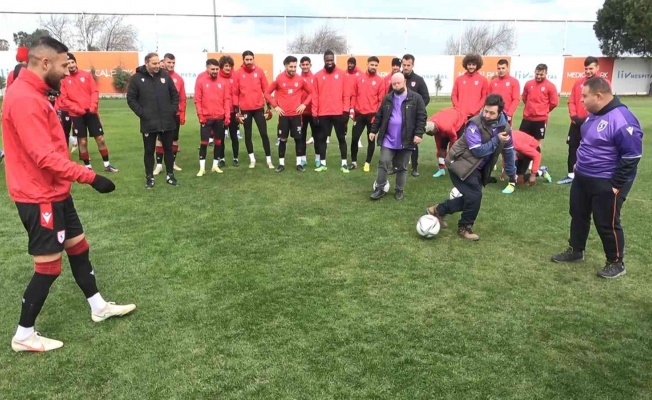 Down sendromlu çocuklar Samsunsporlu futbolcularla top oynadı