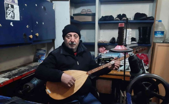 Sahnelerde solist, dükkânında ayakkabı tamircisi