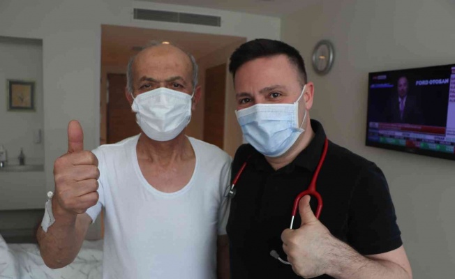 Korona savaşçısı profesör son ’aşısız’ hastasını taburcu etti