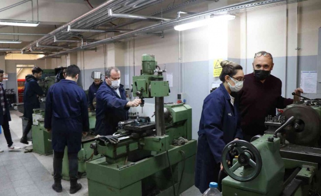 Mezun olmadan iş teklifleri alıyorlar