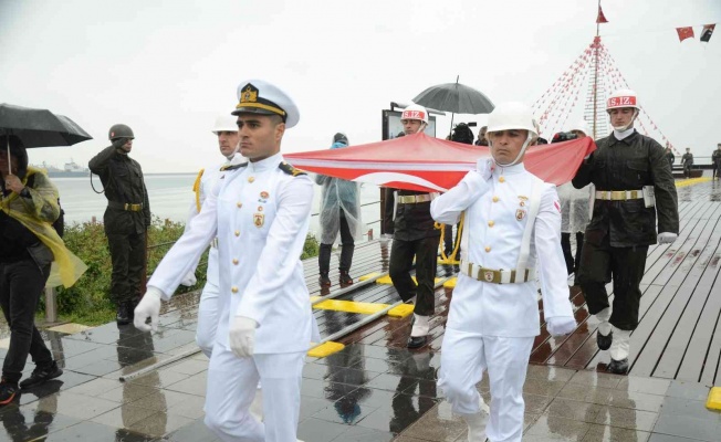 Atatürk’ü temsil den bayrak karaya çıkartıldı