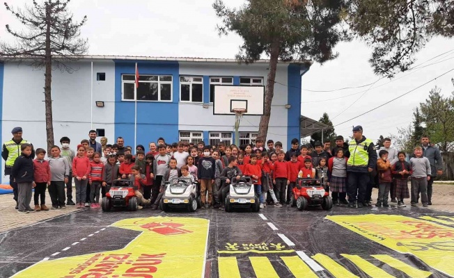 Kırsal mahalle çocuklarına trafik eğitimi