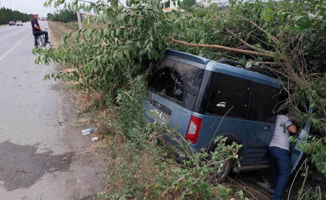 Samsun’da hafif ticari araç yoldan çıktı: 2 yaralı