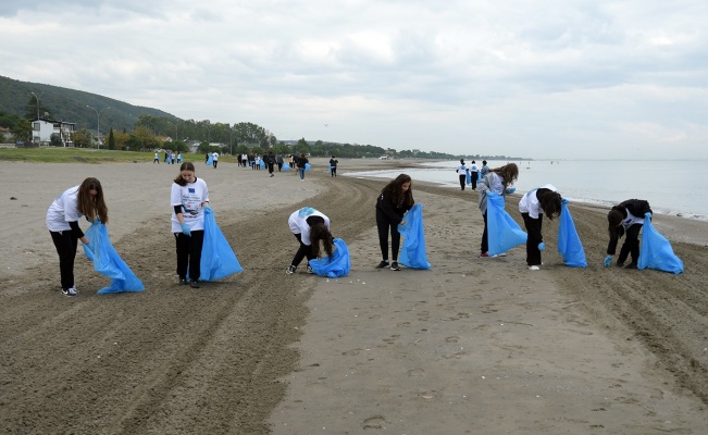 Öğrenciler, iklim değişikliğine dikkat çekmek için sahilde çevre temizliği yaptı