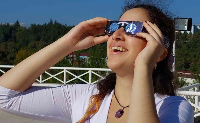 Samsun’da güneş tutulmasına üniversite öğrencileri ilgi gösterdi