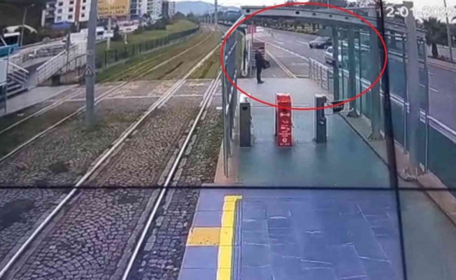 Otomobilin tramvay istasyonuna çarpma anı kamerada