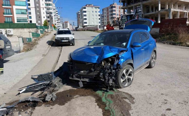 Samsun’da aracıyla elektrik direğine çarpan avukat ve kızı yaralandı