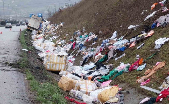 Samsun’da tır kazası: Giysiler yola saçıldı