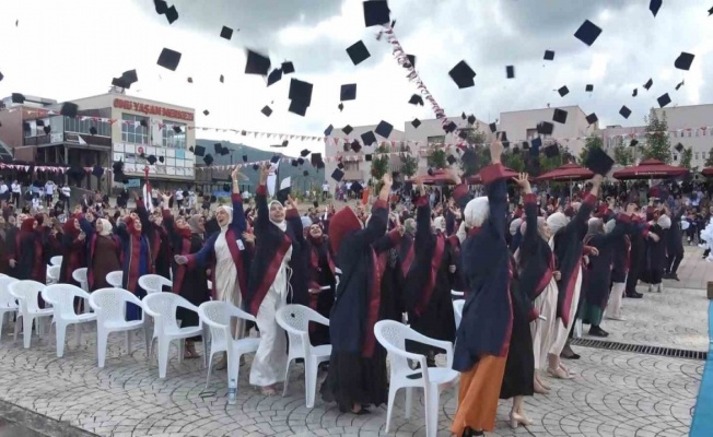İlahiyat öğrencilerinin mezuniyet heyecanı