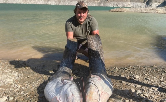 Hobi balıkçılarından olta ile 2 metrelik kedi balığı avı