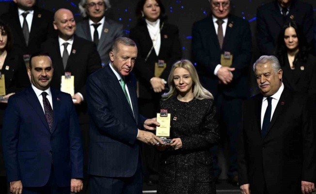Samsunlu akademisyen ödülünü Cumhurbaşkanı Erdoğan’ın elinden aldı
