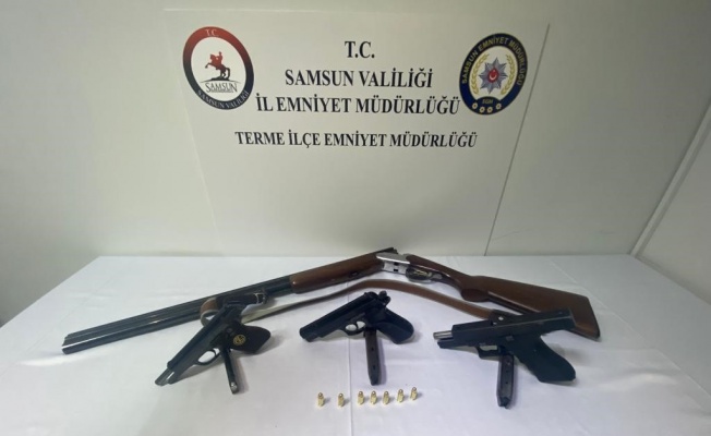 Terme’deki polis uygulamasında silah ele geçirildi