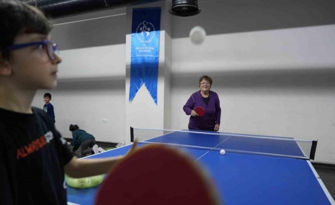 77 yaşındaki ‘Dilek teyze’ masa tenisi tutkusundan vazgeçemiyor