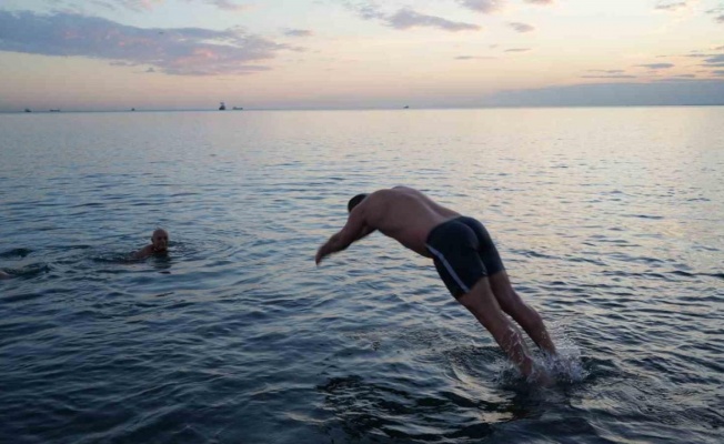 Sıcaklıkta Akdeniz’i sollayan Samsun’da Şubat ayında deniz keyfi