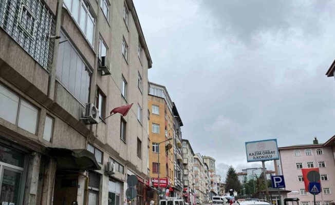 Binadan kopan sıvalar mahalleliyi tedirgin etti