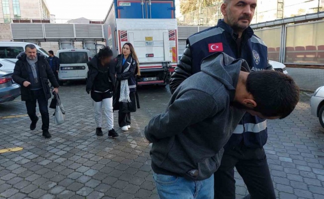 Takip ettikleri kadının boynundaki altını çalan kapkaççılar tutuklandı