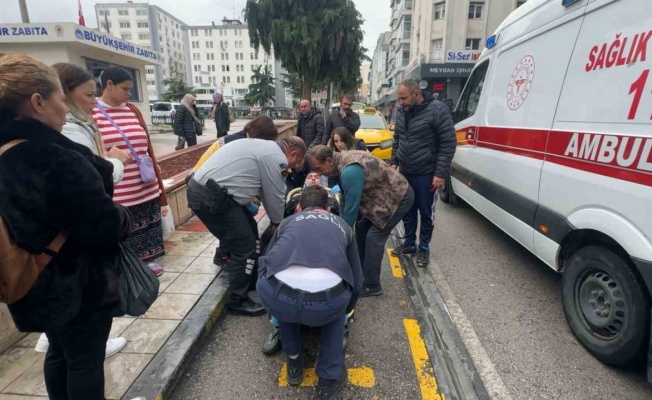 İnsanlık ölmemiş: Fenalaşıp yere düşen kişiye ilk yardım vatandaşlardan