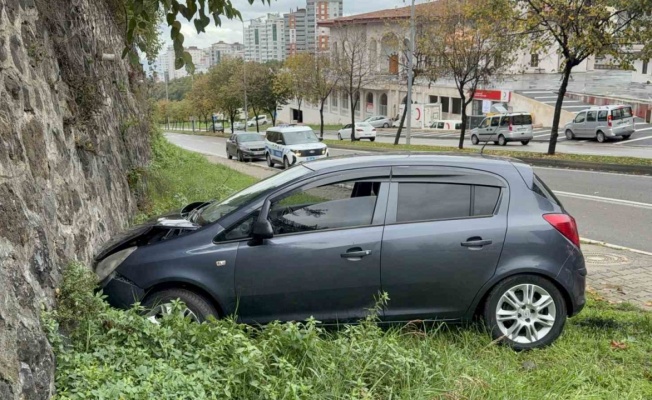 Otomobil istinat duvarına çarptı: İdmana giden futbolcu yaralandı