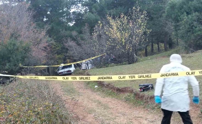 Boşandığı eşini otomobilde vurup canına kıydı