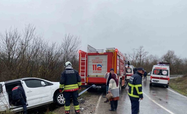 Hafif ticari araç kamyona çarptı: 2 yaralı