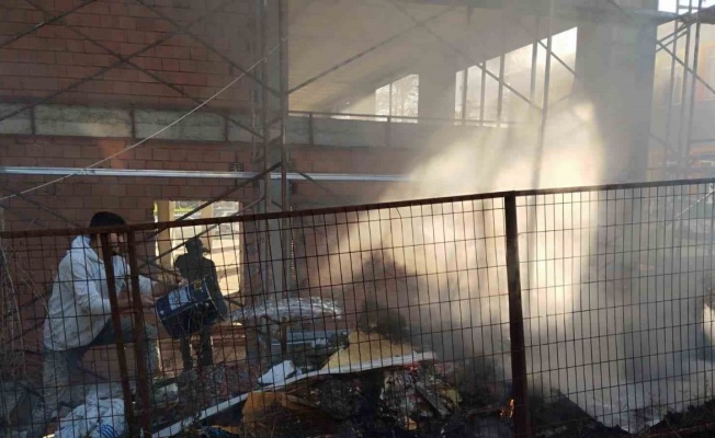 İnşaat atıklarının alev alması paniğe yol açtı