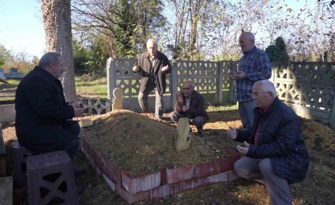 Köpeğin vefası: Sahibinin mezarından ayrılmayan köpek duygulandırdı