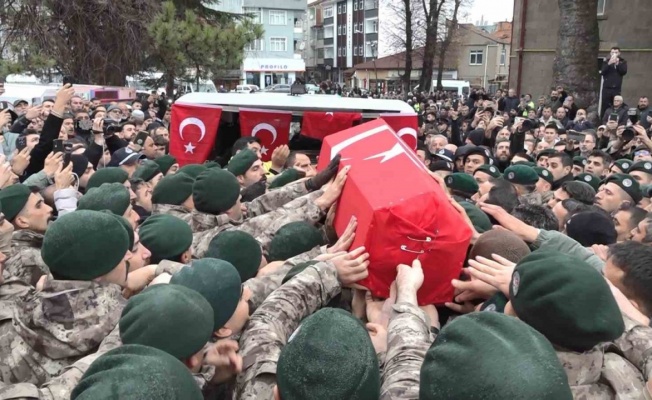 Samsunlu şehit polis, görev arkadaşlarının omzunda dualarla uğurlandı