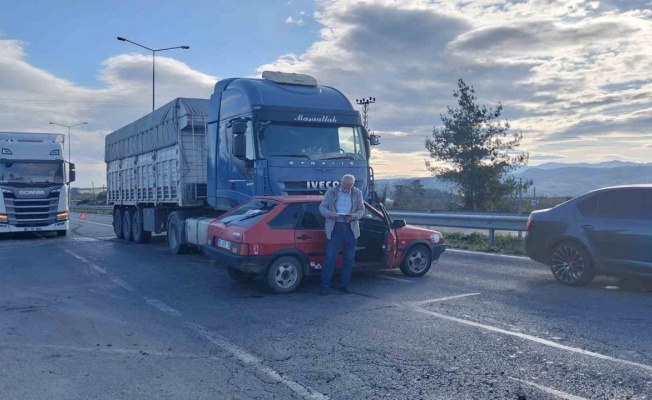 Tır, çarptığı otomobili 20 metre sürükledi