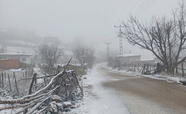 Vezirköprü’de mevsimin ilk kar yağışı