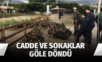 Sağanak yağış, cadde ve sokakları göle çevirdi