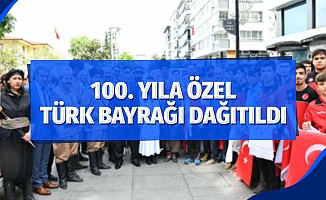 100. yıla özel cadde esnafına Türk bayrağı dağıtıldı