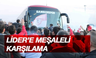 Lider Samsunspor'a meşaleli karşılama