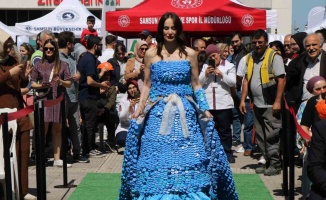 10 bin kapaktan yapılan elbise Guinness’e aday