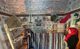 Çöpe gidecek malzemeler onun ellerinde geleneksel kilime dönüşüyor