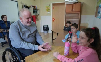 Tekerlekli sandalyeli öğretmen, özel öğrencilere rehber oluyor