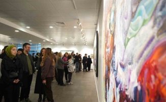 Akademisyenin 38 yıllık sanat yolculuğunu anlatan "38/50: Retro-Perspektif" sergisi