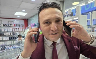 Döviz destesi masaya çıkınca telefoncu kendini tutamadı: Ağzı kulaklarına vardı