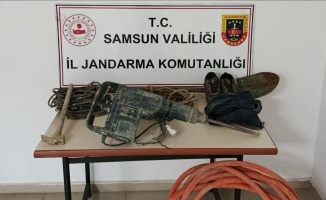 Kaçak kazı yapan 3 kişi jandarmaya suçüstü yakalandı