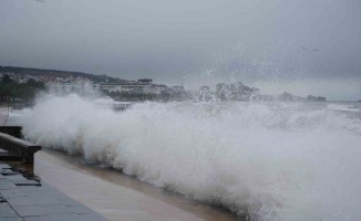 Karadeniz’de fırtına sahili vurdu: Dev dalgalar taşları kıyıya sürükledi