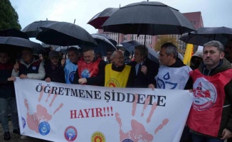 Öğrencilerden öğretmene şiddete sendikalardan tepki